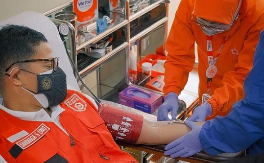 Menparekraf Sandiga Uno ikut mendonorkan darah pada kegiatan yang dilakukan PMi DKI Jakarta