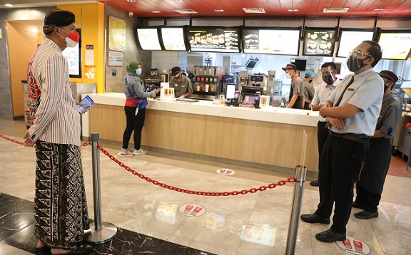 Gubernur Jateng Ganjar Pranowo melakukan sidak ke mal Ciputra untuk melihat aktivitas setelah beberapa waktu tutup karena aturan PPKM, Kamis (12/8)