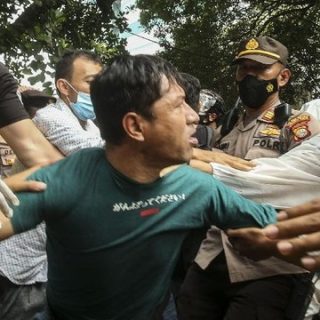 Demo pengungsi Afghanistan di depan kantor Badan Pengungsi PBB (UNHCR), Jalan Kebon Sirih, Jakarta Pusat, berlangsung ricuh, dan seorang pedemo diamankan polisi.