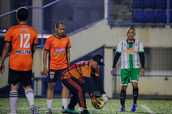 Ketua KONI Kota Semarang, Arnaz Agung Andrarasmara (kanan), yang juga CEO 525 FC siap tampil membela timnya melawan Soerabaja Legend