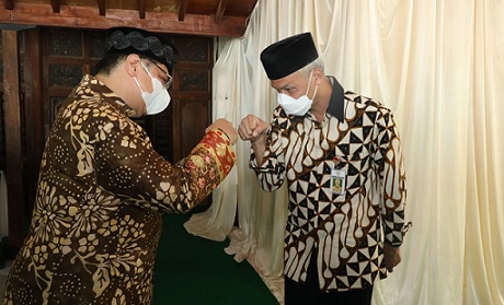 Menko Perekonomian Airlangga Hartarto bersama Gubernur Ganjar Pranowo di acara Grebeg Apem Yaaqowiyyu Kyai Ageng Gribig di Jatinom Klaten, Jumat (24/9).