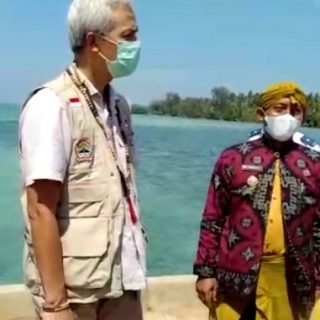 Bidan desa Pulau Parang Karimunjawa, Susniwati (kanan), curhat ke Gubernur Jateng Ganjar Pranowo soal kebutuhan ambulans laut untuk menolong ibu-ibu yang akan melahirkan di Puskesmas atau rumah sakit di Jepara