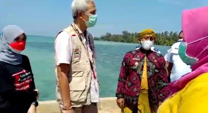 Bidan desa Pulau Parang Karimunjawa, Susniwati (kanan), curhat ke Gubernur Jateng Ganjar Pranowo soal kebutuhan ambulans laut untuk menolong ibu-ibu yang akan melahirkan di Puskesmas atau rumah sakit di Jepara