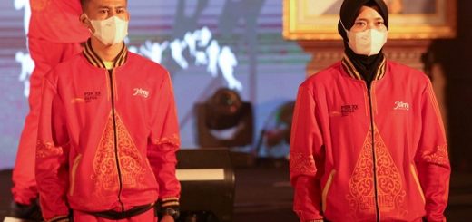 Atlet panjat tebing Jateng, Aries Susanti (kanan) saat pengukuhan atlet di momen Haornas tingkat Jateng di Kabupaten Semarang, Kamis (9/9)