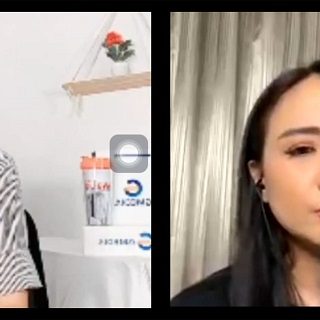 Astrid (kanan) dipandu Anastasia Cinantya (Acin) saat tampil di program acara Ngos-ngosan yang disiarkan Awal Media Nusantara secara live Instagram, Jumat (24/9)