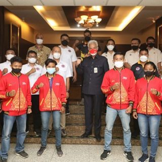 Gubernur Ganjar Pranowo menerima pengurus KONI Jateng dalam rangka laporan persiapan pemberangkatan atlet PON XX di Papua, Senin(27/09)