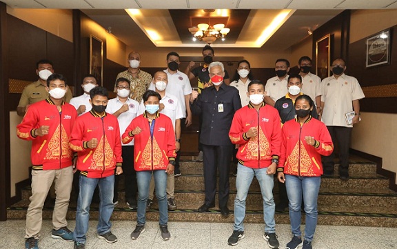 Gubernur Ganjar Pranowo menerima pengurus KONI Jateng dalam rangka laporan persiapan pemberangkatan atlet PON XX di Papua, Senin(27/09)