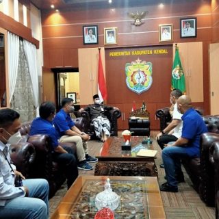 Rombongan PT Awal Media Nusantara yang dipimpin Komisaris Utama Henri Pelupesi melakukan audensi dengan Bupati Kendal Dico M Ganinduta, di ruang bupati, Selasa (28/9).