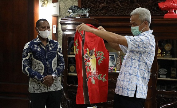 Rektor Universitas Cendrawasih Papua, Apolo Safanpo, mengunjungi Gubernur Jateng Ganjar Pranowo dan memberikan sepasang batik bermotif burung Cendrawasih di rumah dinas Puri Gedeh, Senin (27/9) malam.