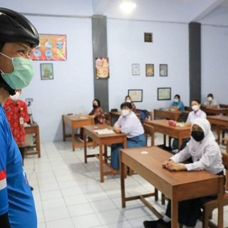 Gubernur Jateng Ganjar Pranowo di sela gowes menyempatkan mampir di beberapa sekolah untuk mengecek pelaksanaan pembelajaran tatap muda (PTM), Selasa (31/8)