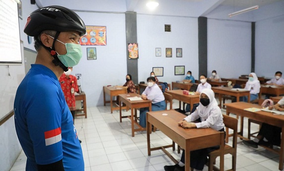 Gubernur Jateng Ganjar Pranowo di sela gowes menyempatkan mampir di beberapa sekolah untuk mengecek pelaksanaan pembelajaran tatap muda (PTM), Selasa (31/8)