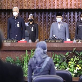 Gubernur Jateng Ganjar Pranowo menghadiri rapat paripurna tentang pembentukan susunan perangkat daerah, Kamis (16/9)