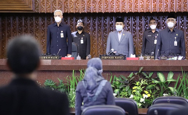 Gubernur Jateng Ganjar Pranowo menghadiri rapat paripurna tentang pembentukan susunan perangkat daerah, Kamis (16/9)