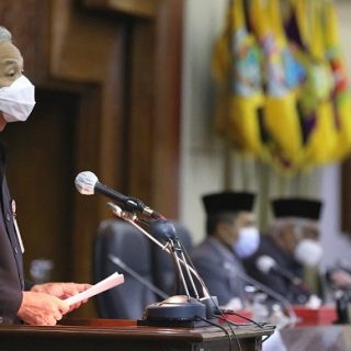 Gubernur Jateng Ganjar Pranowo menyampaikan tanggapan dari pandangan umum fraksi dalam rapat paripurna tentang pembentukan susunan perangkat daerah, Kamis (16/9)