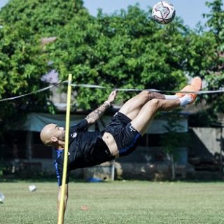 Striker PSIS Semarang, Bruno Silva melakukan latihan rutin, di Lapangan Mardi Soenarto, Semarang, Selasa pagi (7/9)