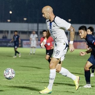 Striker legiun asing PSIS Bruno Silva ditempel ketat barisan belakang Arema FC.