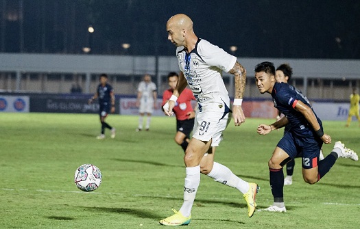 Striker legiun asing PSIS Bruno Silva ditempel ketat barisan belakang Arema FC.