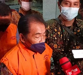 Bupati Banjarnegara Budhi Sarwono saat digelandang ke kantor KPK.