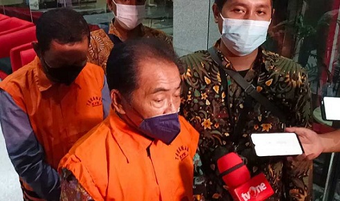 Bupati Banjarnegara Budhi Sarwono saat digelandang ke kantor KPK.