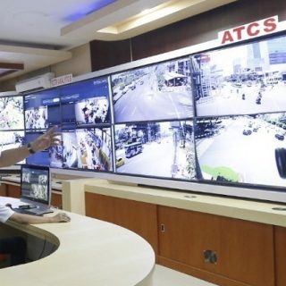 Wali Kota Semarang Hendrar Prihahadi memantau kondisi kota lewat CCTV