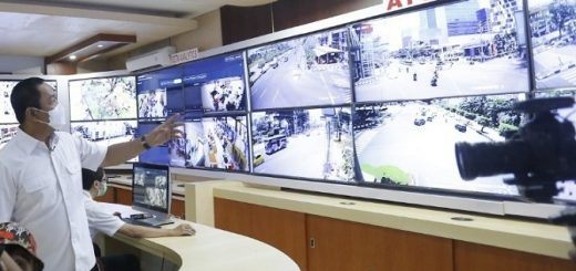 Wali Kota Semarang Hendrar Prihahadi memantau kondisi kota lewat CCTV