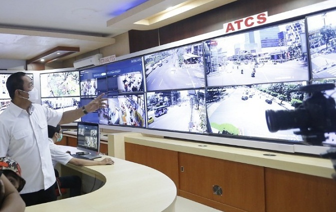 Wali Kota Semarang Hendrar Prihahadi memantau kondisi kota lewat CCTV