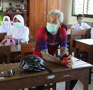 Gubernur Jateng Ganjar Pranowo di sela kegiatan gowes mengecek pembelajaran tatap muka (PTM) di SDN Tambakaji 04 Ngaliyan dan berdialog dengan siswa