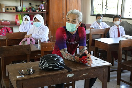 Gubernur Jateng Ganjar Pranowo di sela kegiatan gowes mengecek pembelajaran tatap muka (PTM) di SDN Tambakaji 04 Ngaliyan dan berdialog dengan siswa