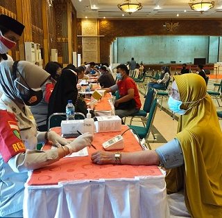 Ketua Umum PW PRIMA DMI Jateng, Ahsan Fauzi saat menyaksikan proses vaksinasi untuk para santri dan jamaah rumah ibadah di Convention Hall Masjid Agung Jawa Tengah Jl Gajah Raya Semarang, (6/9).