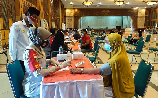 Ketua Umum PW PRIMA DMI Jateng, Ahsan Fauzi saat menyaksikan proses vaksinasi untuk para santri dan jamaah rumah ibadah di Convention Hall Masjid Agung Jawa Tengah Jl Gajah Raya Semarang, (6/9).