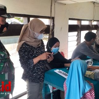 Lurah Dadapsari Puji Winarni memantau giat vaksinasi di wilayahnya.