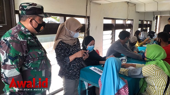 Lurah Dadapsari Puji Winarni memantau giat vaksinasi di wilayahnya.