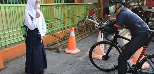 Annisa, siswa kelas VII SMP N 38 Semarang bahagia mendapat hadiah sepeda dari Gubernur Ganjar Pranowo, Jumat (3/9). Annisa ditemui Gubernur saat mengayuh sepeda berangkat ke sekolahnya di Purwodinatan, Kota Semarang