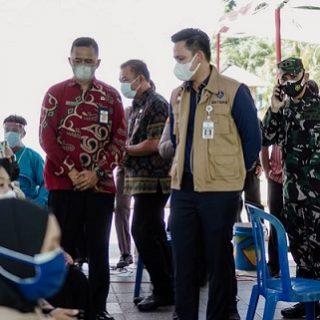 Bupati Kendal Dico Ganinduto meninjau pelaksanaan vaksinasi Covid-19 di wilayahnya.