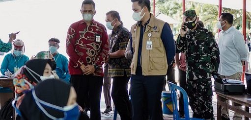 Bupati Kendal Dico Ganinduto meninjau pelaksanaan vaksinasi Covid-19 di wilayahnya.