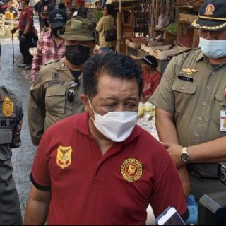 Kepala Satpol PP Kota Semarang Fajar Purwoto memberikan keterangan kepada wartawan soal pembongkaran penertiban pedagang di sekitar jalan Pasar Johar.