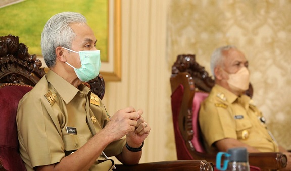 Gubernur Ganjar Pranowo memimpin rapat koordinasi penanganan Covid-19 dengan Satgas Covid kabupaten/kota se Jawa Tengah secara daring dari  Kantor Pemkab Banjarnegara, Senin (6/9)