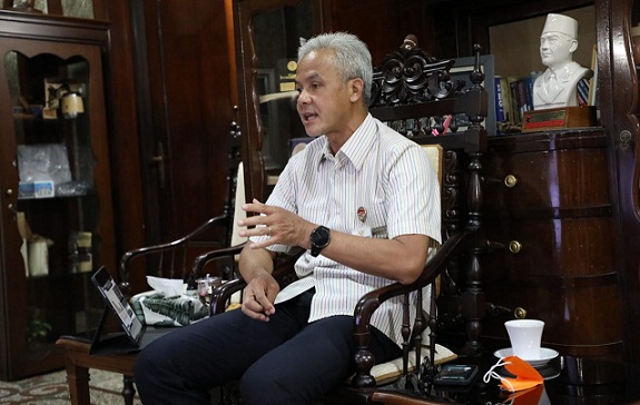 Gubernur Ganjar Pranowo menghadiri rakor terkait percepatan penanggulangan kemiskinan ekstrem secara daring yang di pimpin oleh Wakil Presiden RI, Selasa (28/9)