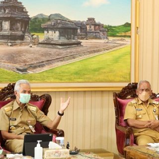 Gubernur Ganjar Pranowo memimpin rapat koordinasi penanganan Covid-19 dengan Satgas Covid kabupaten/kota se Jawa Tengah secara daring dari  Kantor Pemkab Banjarnegara, Senin (6/9)