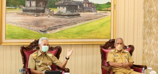 Gubernur Ganjar Pranowo memimpin rapat koordinasi penanganan Covid-19 dengan Satgas Covid kabupaten/kota se Jawa Tengah secara daring dari  Kantor Pemkab Banjarnegara, Senin (6/9)