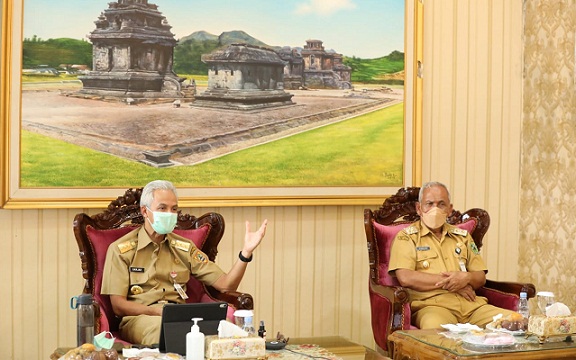 Gubernur Ganjar Pranowo memimpin rapat koordinasi penanganan Covid-19 dengan Satgas Covid kabupaten/kota se Jawa Tengah secara daring dari  Kantor Pemkab Banjarnegara, Senin (6/9)