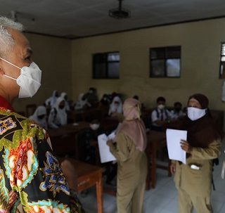 Gubernur Jawa Tengah, Ganjar Pranowo, mengunjungi SD Negeri 1 Wadunggetas, Klaten. Sekolah ini dinilai belum siap menyelenggarakan kegiatan PTM