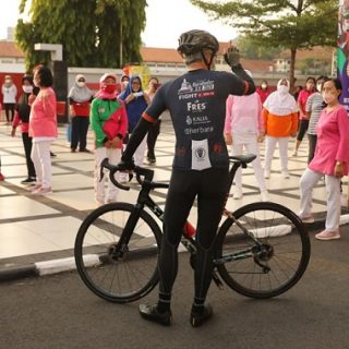 Di sela kegiatan gowes, Gubernur Jateng Ganjar Pranowo mampir di GOR Tri Lomba Juang Semarang. Kepada ibu-ibu yang sedang melalukan olahraga senam, Ganjar mengingatkan agar tetap taat protokol kesehatan