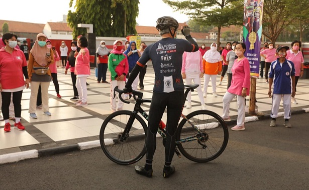 Di sela kegiatan gowes, Gubernur Jateng Ganjar Pranowo mampir di GOR Tri Lomba Juang Semarang. Kepada ibu-ibu yang sedang melalukan olahraga senam, Ganjar mengingatkan agar tetap taat protokol kesehatan