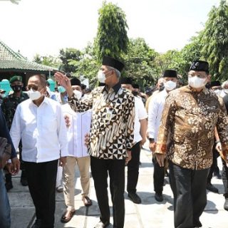 Gubernur Jateng dan Menko Perekonomian Airlangga Hartarto menghadiri acara Grebeg Apem Yaaqowiyyu Kyai Ageng Gribig di Jatinom Klaten, Jumat (24/9)
