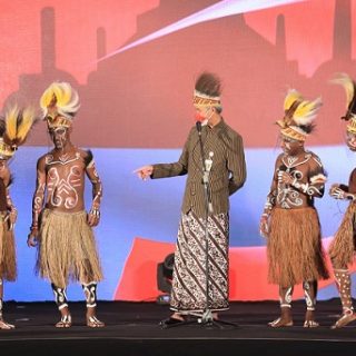 Gubernur Jateng Ganjar Pranowo berdialog dengan para pelajar Papua yang tampil menari di acara puncak Peringatan Haornas 2021 tingkat Jawa Tengah, Kamis (9/9)