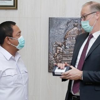 Wali Kota Semarang Hendrar Prihadi berdialog dengan Duta Besar Denmark untuk Indonesia, Lars Bo Larsen di Kantor Wali Kota, Rabu 923/90. Kunjungan Larsen ini terkait ajakan kerja sama di bidang energi dan lingkungan.
