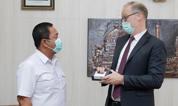 Wali Kota Semarang Hendrar Prihadi berdialog dengan Duta Besar Denmark untuk Indonesia, Lars Bo Larsen di Kantor Wali Kota, Rabu 923/90. Kunjungan Larsen ini terkait ajakan kerja sama di bidang energi dan lingkungan.