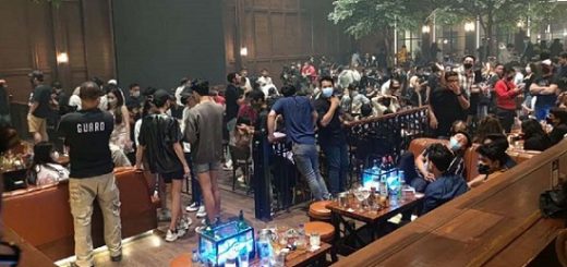 Kerumunan massa di Holywings