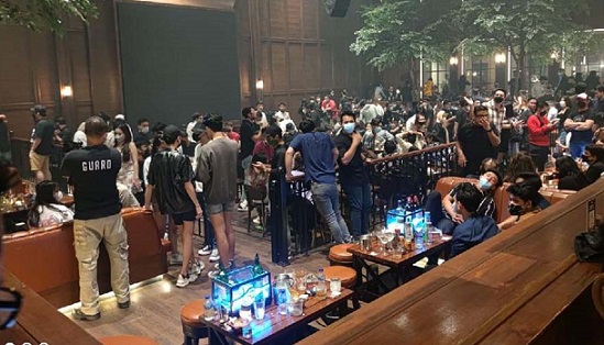 Kerumunan massa di Holywings